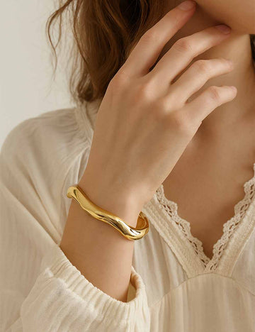 Ladies Geometric Wave-Shaped Glossy Metal Bangle