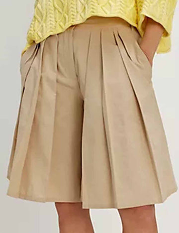 Ladies Solid Color Pleated Pocket Shorts