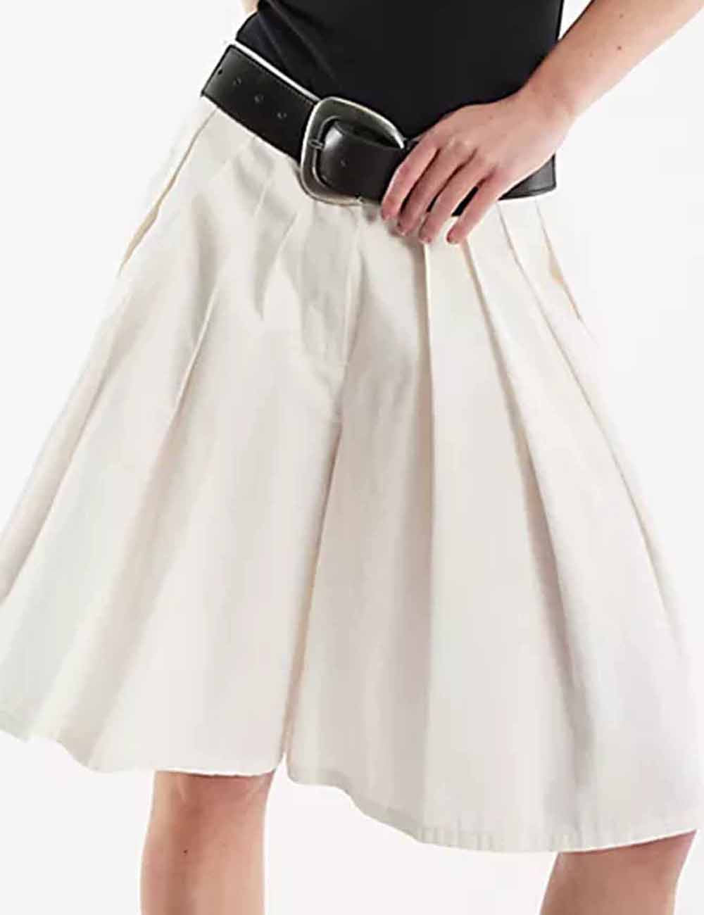 Ladies Solid Color Pleated Pocket Shorts