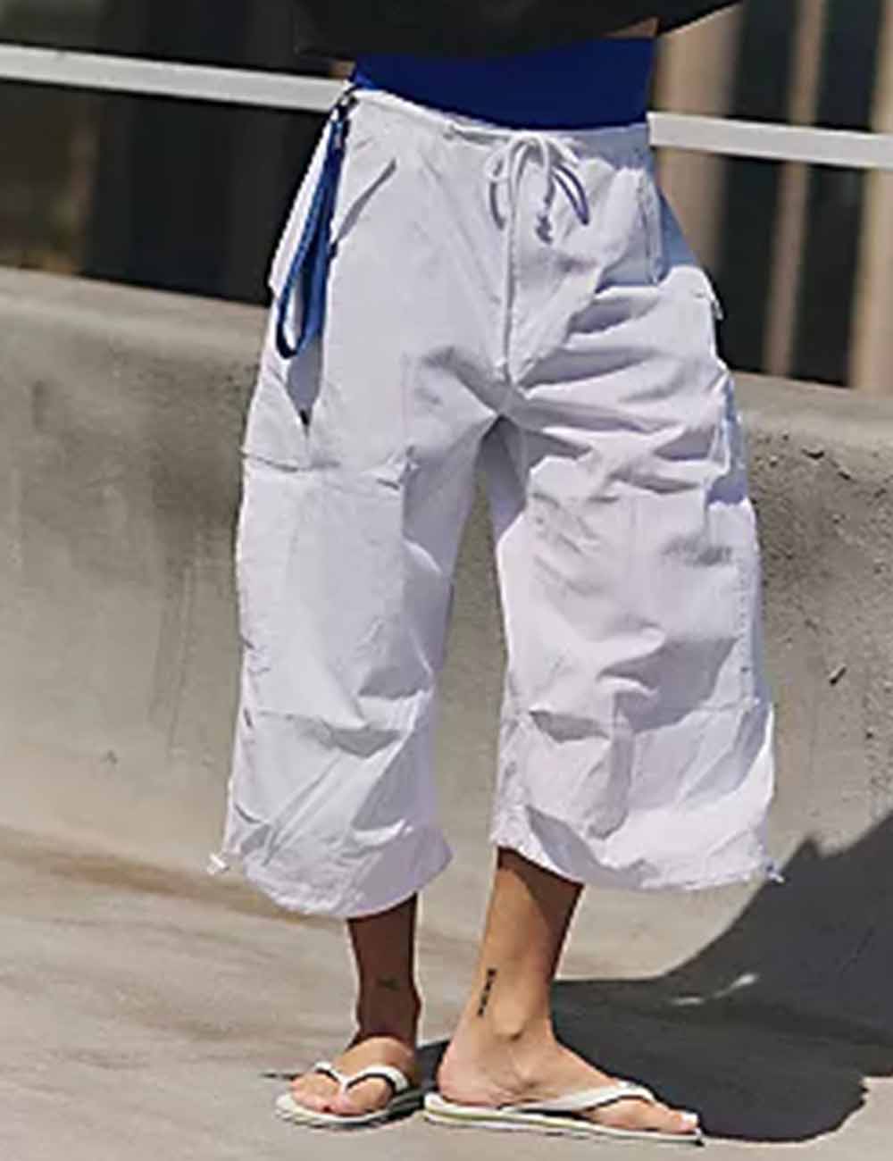 Ladies Solid Color Elastic Waist Pocket Cropped Pants
